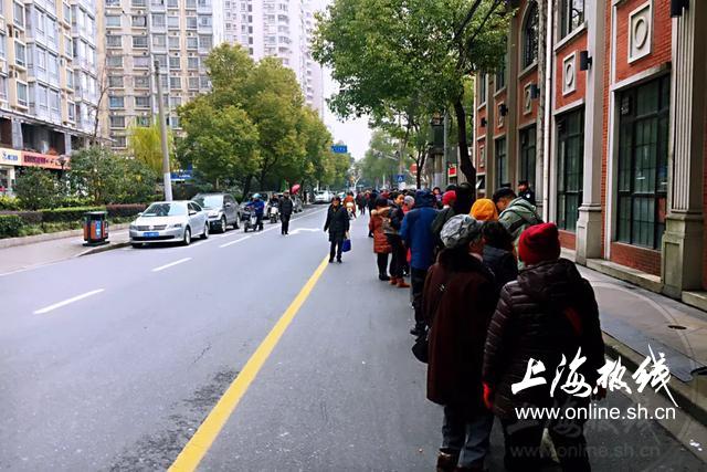 上海人凌晨3点疯狂排队只为一碗免费腊八粥 警力出动场面壮观！