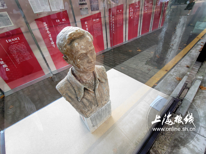 图说:穆汉祥烈士石膏头像展示