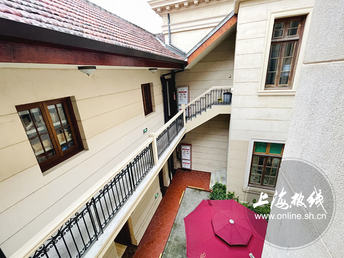 南立面和东立面的开敞门廊和二层外廊与平台形成灰空间,屋面为红瓦坡